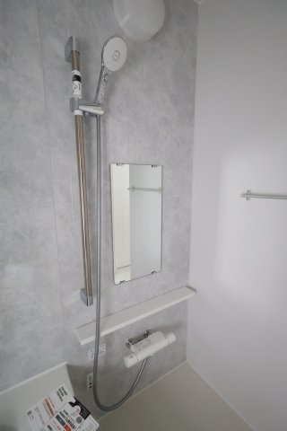 《仲介手数料無料》西区プラザ71-2(1号棟)新築一戸建てハートフルタウンの浴室|撮影日 2025年8月22日 11:50 晴れ