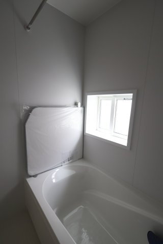 《仲介手数料無料》西区プラザ71-2(1号棟)新築一戸建てハートフルタウンの浴室|撮影日 2025年8月22日 11:50 晴れ