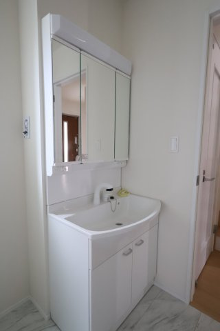 《仲介手数料無料》西区プラザ71-2(1号棟)新築一戸建てハートフルタウンの独立洗面台|撮影日 2025年8月22日 11:50 晴れ