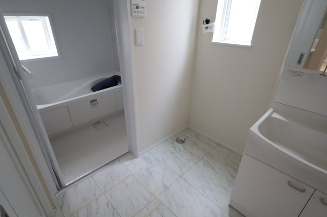 《仲介手数料無料》西区プラザ71-2(1号棟)新築一戸建てハートフルタウンのランドリースペース|撮影日 2025年8月22日 11:50 晴れ