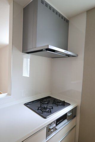 《仲介手数料無料》西区プラザ71-2(1号棟)新築一戸建てハートフルタウンのキッチン|撮影日 2025年8月22日 11:50 晴れ