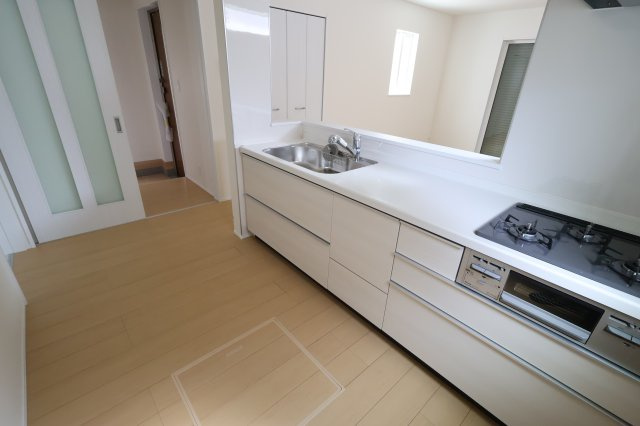 《仲介手数料無料》西区プラザ71-2(1号棟)新築一戸建てハートフルタウンのキッチン|撮影日 2025年8月22日 11:50 晴れ