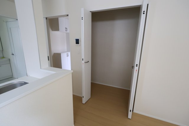 《仲介手数料無料》西区プラザ71-2(1号棟)新築一戸建てハートフルタウンの収納|撮影日 2025年8月22日 11:50 晴れ