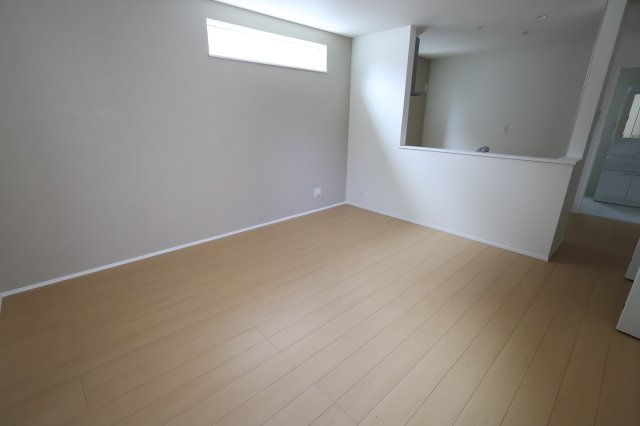 《仲介手数料無料》西区プラザ71-2(1号棟)新築一戸建てハートフルタウンの居間・リビング|撮影日 2025年8月22日 11:50 晴れ