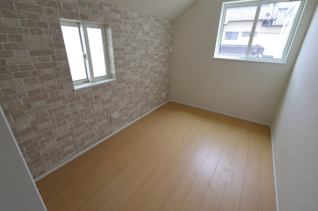 《仲介手数料無料》西区プラザ71-2(1号棟)新築一戸建てハートフルタウンの洋室|撮影日 2025年8月22日 11:50 晴れ