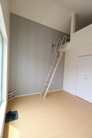 《仲介手数料無料》西区プラザ71-2(1号棟)新築一戸建てハートフルタウンの洋室|撮影日 2025年8月22日 11:50 晴れ