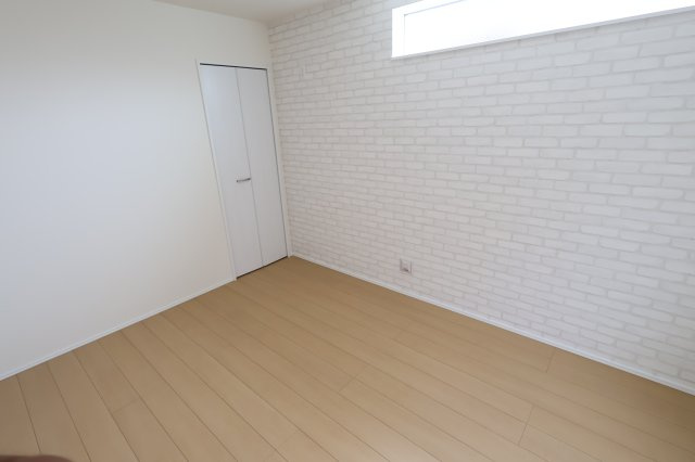 《仲介手数料無料》西区プラザ71-2(1号棟)新築一戸建てハートフルタウンの洋室|撮影日 2025年8月22日 11:50 晴れ