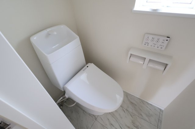 《仲介手数料無料》西区プラザ71-2(1号棟)新築一戸建てハートフルタウンのトイレ|撮影日 2025年8月22日 11:50 晴れ