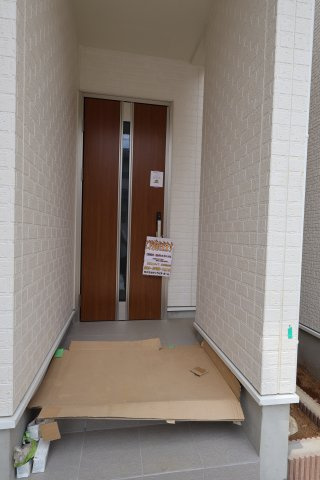 《仲介手数料無料》西区プラザ71-2(1号棟)新築一戸建てハートフルタウンの玄関|撮影日 2025年8月22日 11:50 晴れ