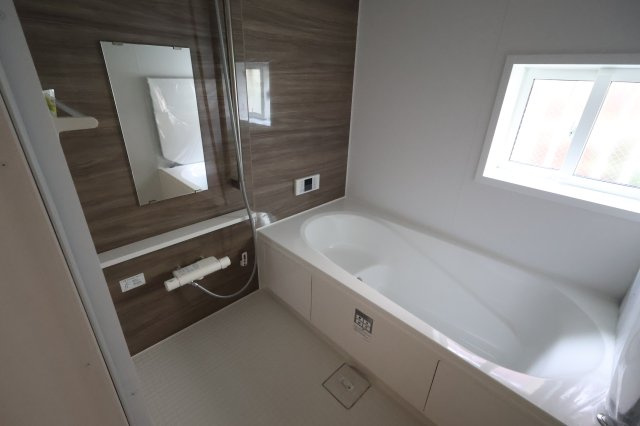 《仲介手数料無料》西区プラザ71-2新築一戸建てハートフルタウンの浴室|撮影日 2025年8月22日 11:50 晴れ