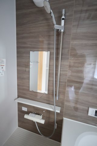 《仲介手数料無料》西区プラザ71-2新築一戸建てハートフルタウンの浴室|撮影日 2025年8月22日 11:50 晴れ