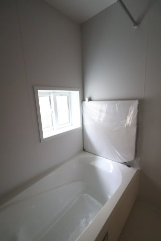 《仲介手数料無料》西区プラザ71-2新築一戸建てハートフルタウンの浴室|撮影日 2025年8月22日 11:50 晴れ