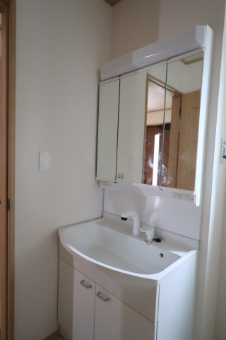 《仲介手数料無料》西区プラザ71-2新築一戸建てハートフルタウンの独立洗面台|撮影日 2025年8月22日 11:50 晴れ