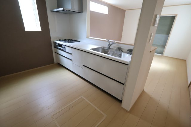 《仲介手数料無料》西区プラザ71-2新築一戸建てハートフルタウンのキッチン|撮影日 2025年8月22日 11:50 晴れ