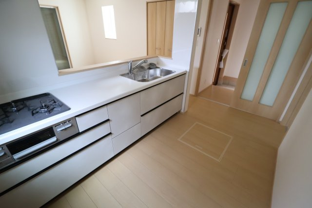 《仲介手数料無料》西区プラザ71-2新築一戸建てハートフルタウンのキッチン|撮影日 2025年8月22日 11:50 晴れ