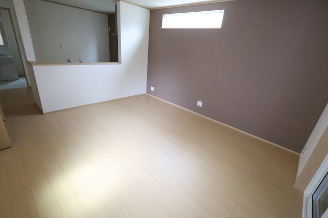 《仲介手数料無料》西区プラザ71-2新築一戸建てハートフルタウンの居間・リビング|撮影日 2025年8月22日 11:50 晴れ