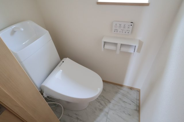 《仲介手数料無料》西区プラザ71-2新築一戸建てハートフルタウンのトイレ|2階
撮影日 2025年8月22日 11:50 晴れ