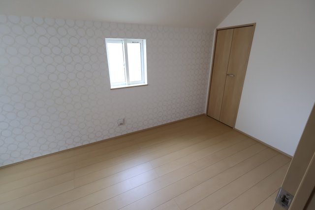 《仲介手数料無料》西区プラザ71-2新築一戸建てハートフルタウンの洋室|撮影日 2025年8月22日 11:50 晴れ