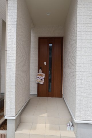 《仲介手数料無料》西区プラザ71-2新築一戸建てハートフルタウンの玄関|撮影日 2025年8月22日 11:50 晴れ