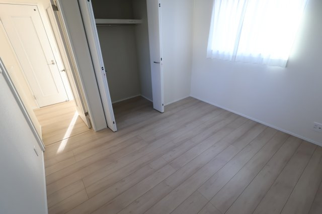 《仲介手数料無料》南区大字大谷口1079-68(全1戸)新築一戸建てハートフルタウンの洋室|撮影日 2025年11月20日 14:00 晴れ