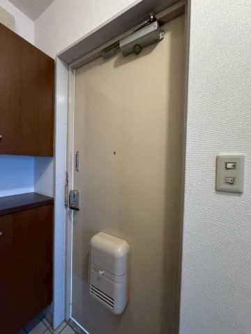 小林ビルの玄関