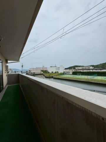 小林ビルのバルコニー