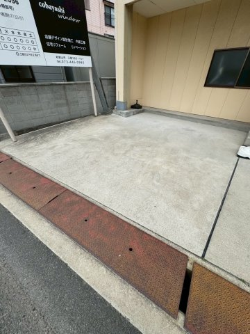小林ビルの駐車場