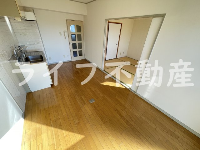 アドバンス渋川の内装|明るい室内です