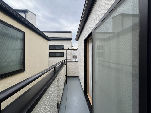 小学校も２分！子育てしやすい住環境な【中原区井田中ノ町】リフォーム中古戸建のバルコニー|お洗濯にも便利なバルコニー付き