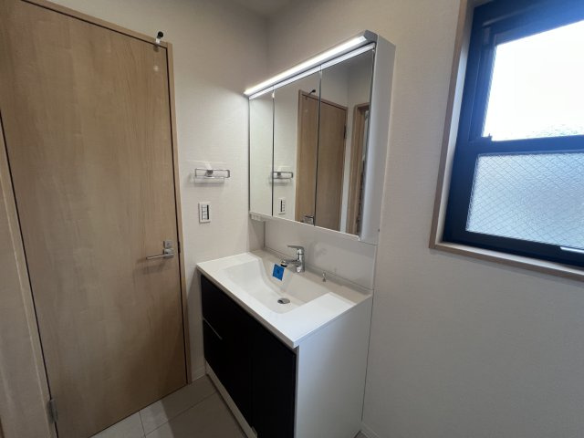 小学校も２分！子育てしやすい住環境な【中原区井田中ノ町】リフォーム中古戸建の独立洗面台|独立洗面台、朝の身支度には欠かせません