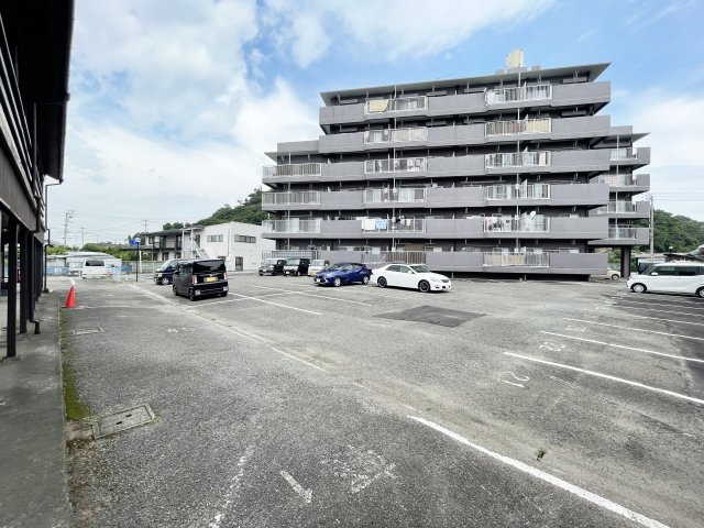 新浜アパートの駐車場