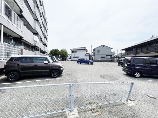 新浜アパートの駐車場