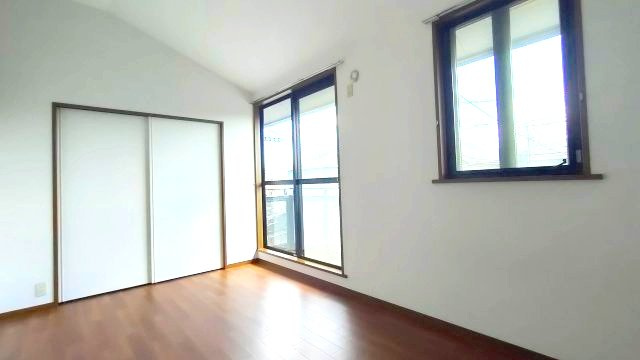 マルツォ栗木台の洋室|明るい洋室です。収納も充実しています。