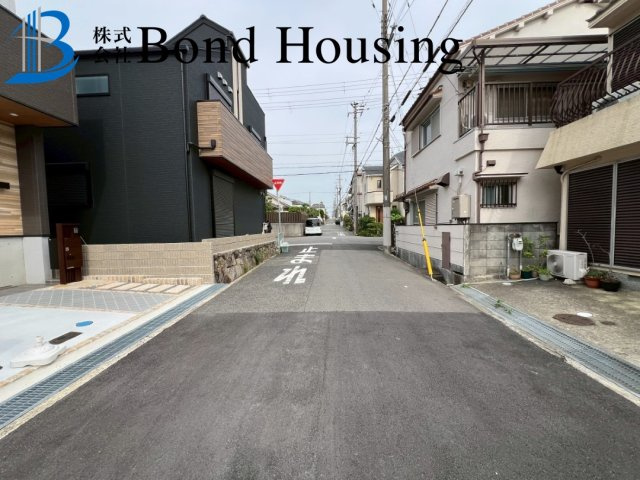 耐震等級3取得　星陵台7丁目　新築3区画　1号棟の前面道路含む現地写真