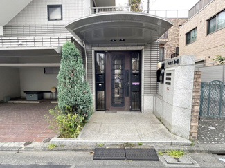 【エントランス】 | お客様を、そして住人を出迎えてくれるマンションのエントランス。ゴミが落ちていないことからも、管理状態の良さや住民の節度の高さが見て取れます。～即日のご見学可能～　お問合せはお気軽にどうぞ。
