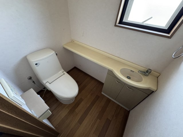 高岡市波岡売戸建のトイレ
