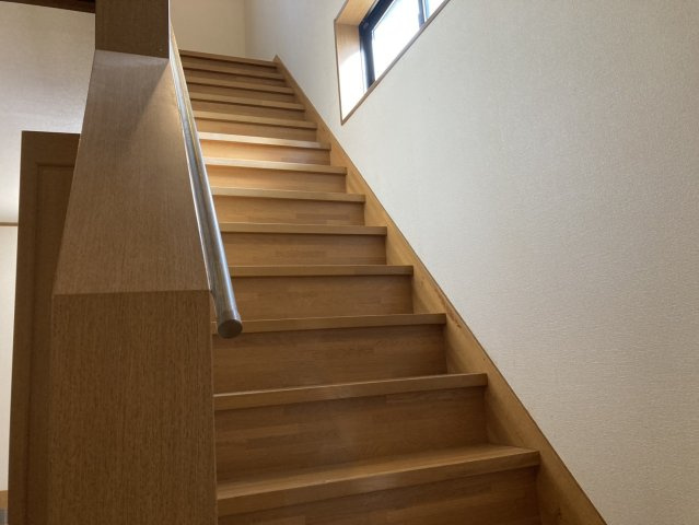 高岡市波岡売戸建の内装|階段にはしっかりと手すりが付いています