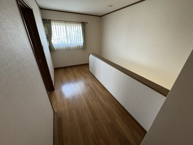 高岡市波岡売戸建の内装|廊下の幅も広々としています