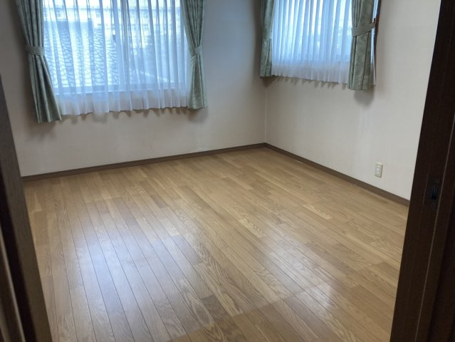 高岡市波岡売戸建の洋室