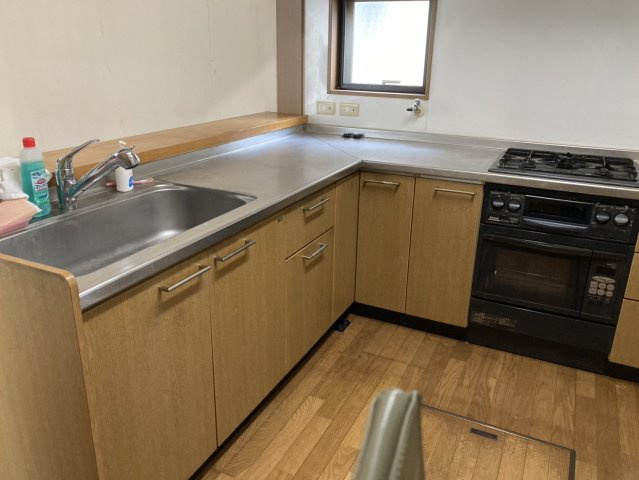 高岡市波岡売戸建のキッチン|広々とした印象のＬ型キッチンです