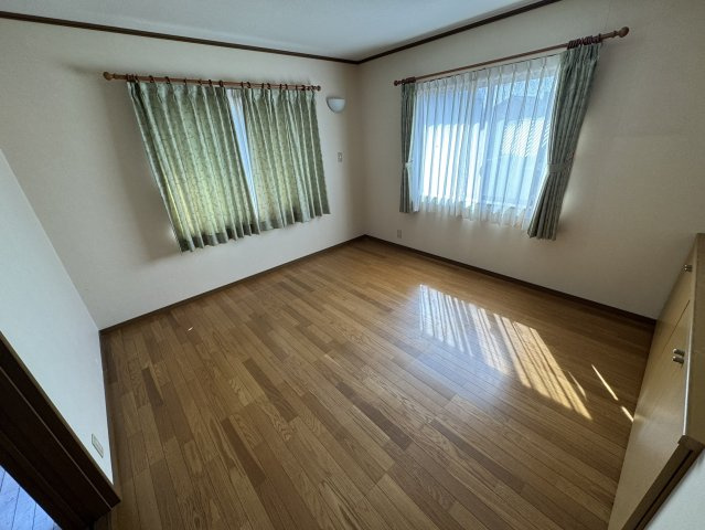 高岡市波岡売戸建の洋室|部屋数は十分です