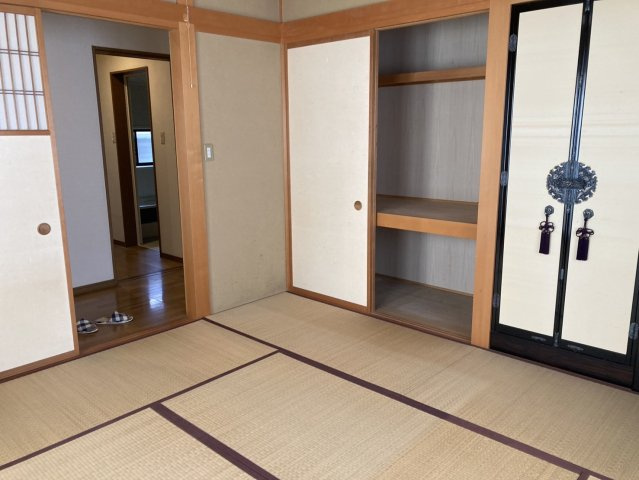 高岡市波岡売戸建の和室|8帖の和室があります