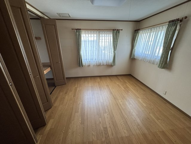 高岡市波岡売戸建の洋室