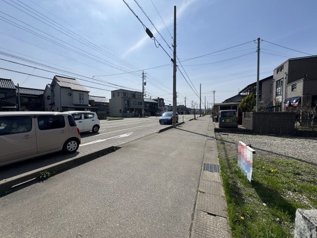 高岡市波岡売地の前面道路含む現地写真