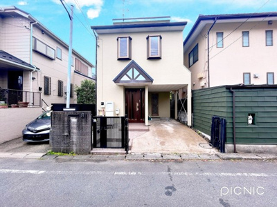 【外観】 | 狛江市岩戸南中古住宅 | ◆爽やかな青空の下に贅沢なほどに降り注ぐ陽光、豊かな居住性と、クオリティが見事に調和した住空間は、住まうことの喜びを感じさせてくれます。ゆとりある広い敷地で開放的なお住まいです。