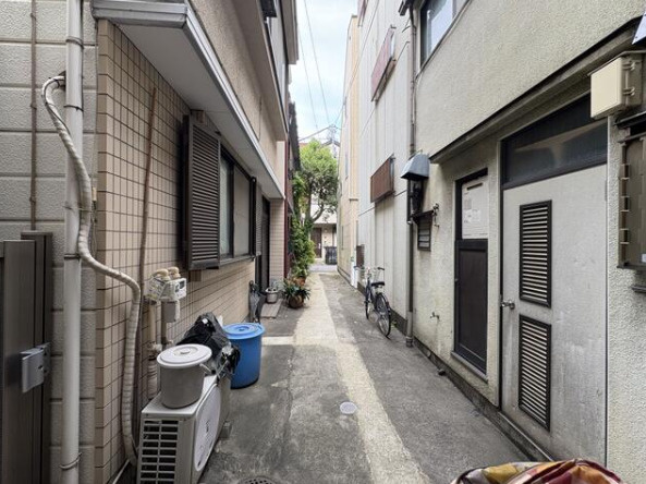 台東区池之端４丁目の戸建の前面道路含む現地写真