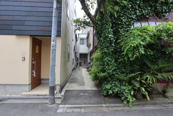 台東区池之端４丁目の戸建の前面道路含む現地写真