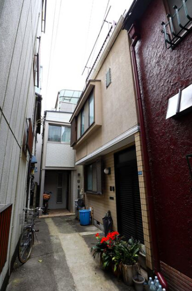 台東区池之端４丁目の戸建の前面道路含む現地写真