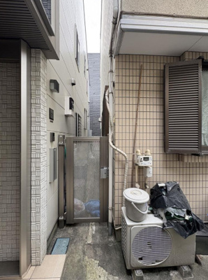 【前面道路含む現地写真】 | 台東区池之端４丁目の戸建 | 現地写真