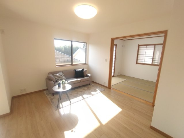 千葉市稲毛区宮野木町戸建③の居間・リビング|ゆったり過ごせるリビングです